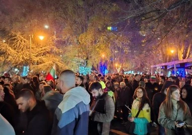 Хиляди протестиращи и във Варна и Бургас, тръгнаха на шествия