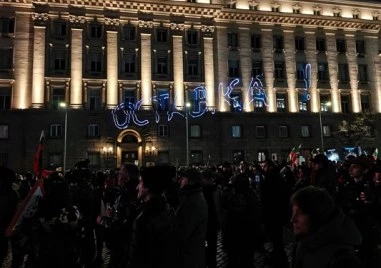 Граждани започват да изпълват пространството пред Министерския съвет където днес