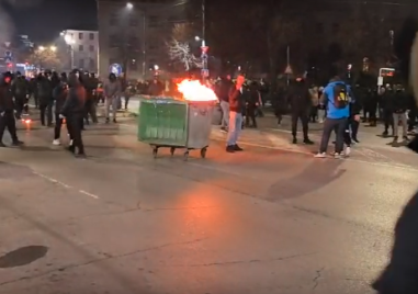 Групи от хора събрали се на Орлов мост тръгнаха към