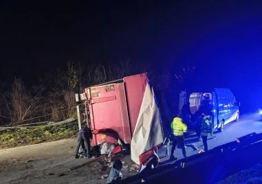 Тир с ремарке се преобърнал край град Дебелец в Прохода