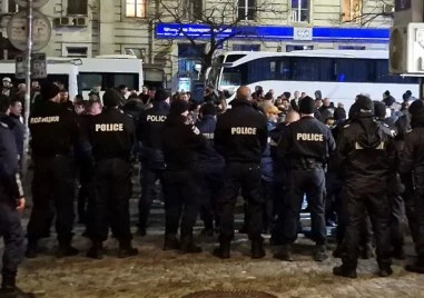 Младеж на 16 години с бомбички 30 годишен мъж с