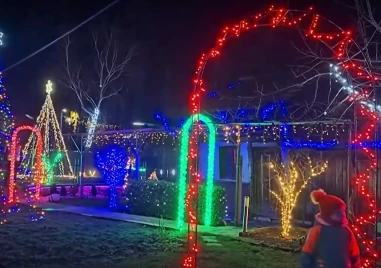 Ученик от Разлог създаде коледна магия от 1475 метра гирлянди и 25 000 светодиода