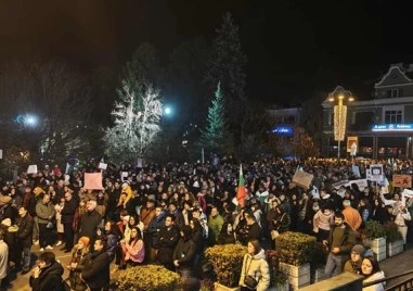 Започнаха да хвърлят бомбички на протеста във Велико Тръново