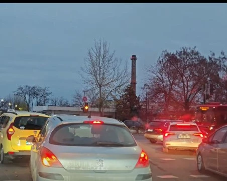 Бездействие под мигаща жълта светлина: Светофарът на Пещерско шосе пети ден в колапс