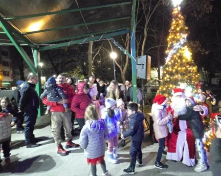 Грейна красивата коледна елха в район „Северен СНИМКИ