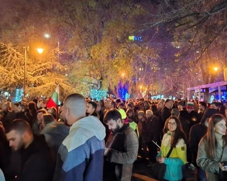 Хиляди протестиращи и във Варна и Бургас, тръгнаха на шествия