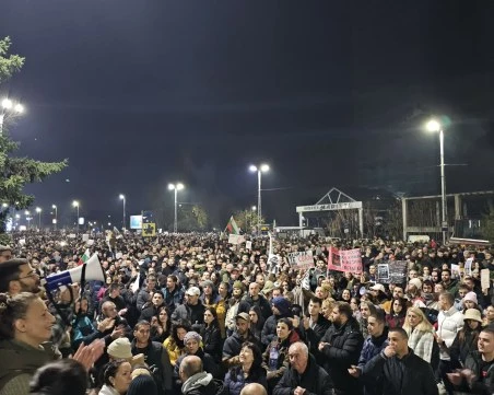 Химнът сложи край на протеста в Пловдив, гражданите се разотиват от Панаира