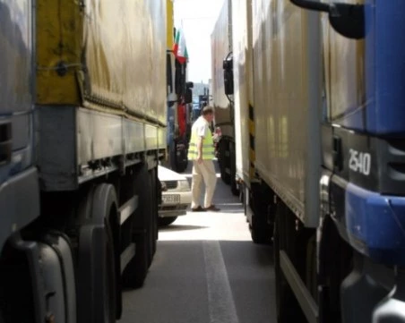 Километрични опашки от тирове по границата с Турция