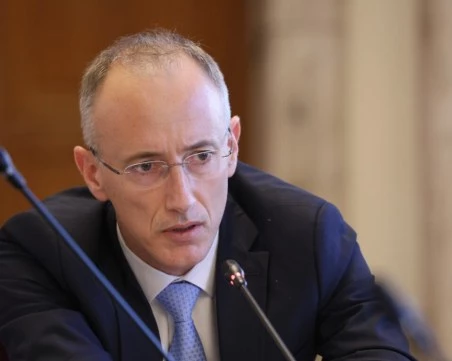 МОН обмисля намаляване на чуждоезиковите паралелки