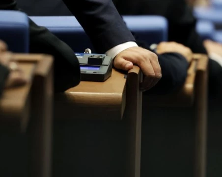 Парламентът ще дебатира шестия вот на недоверие