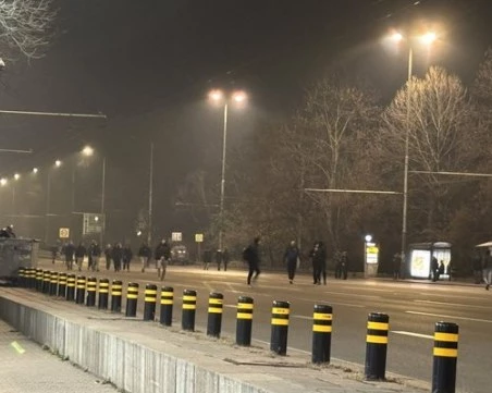 Площад ”Орлов мост” и Цариградско в София остават блокирани, младежи в черно излязоха на пътя