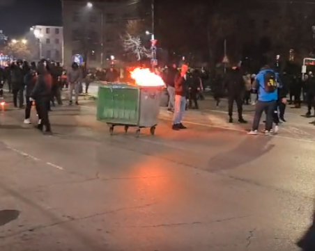 Провокации в София: Хора с маски запалиха контейнер, хвърляха бомбички