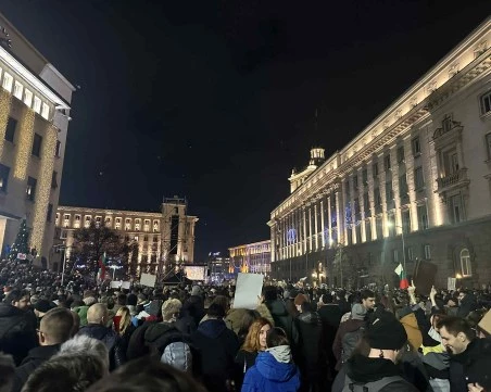 С изпълнение на българския химн приключи протестът срещу правителството в центъра на София