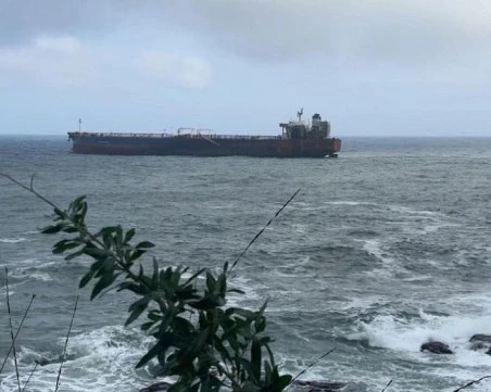 Ще опитат да изтеглят танкера Kairos на пристанището в Бургас