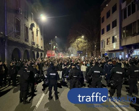 Шествието в Пловдив тръгна, до последно разногласия между двете групи протестиращи