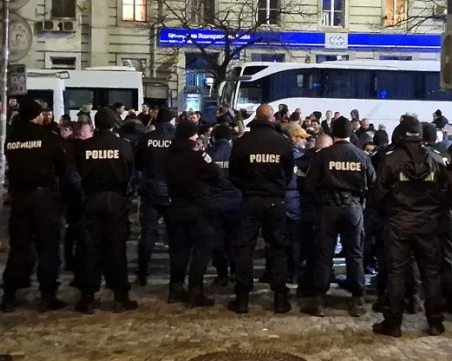 Трима задържани на КПП-тата на протеста в София - непълнолетен с бомбички, друг с нож и бокс