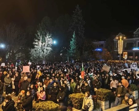 Започнаха да хвърлят бомбички на протеста във Велико Тръново