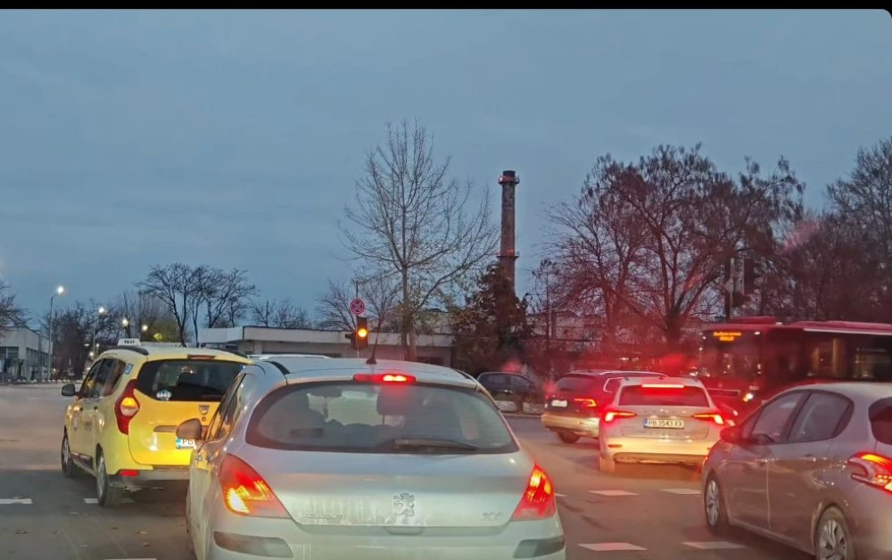 Бездействие под мигаща жълта светлина: Светофарът на Пещерско шосе пети ден в колапс