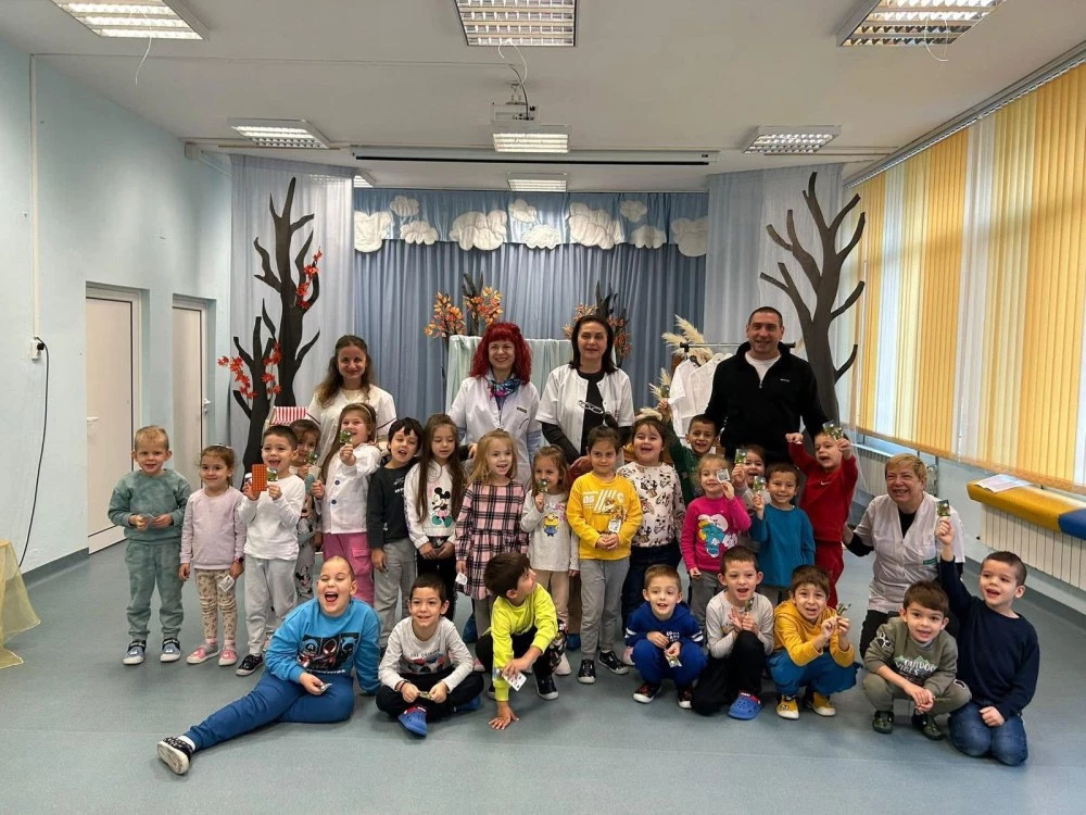 Фармацевти обучават стотици деца из България – коледен концерт ще даде сила на мисията им