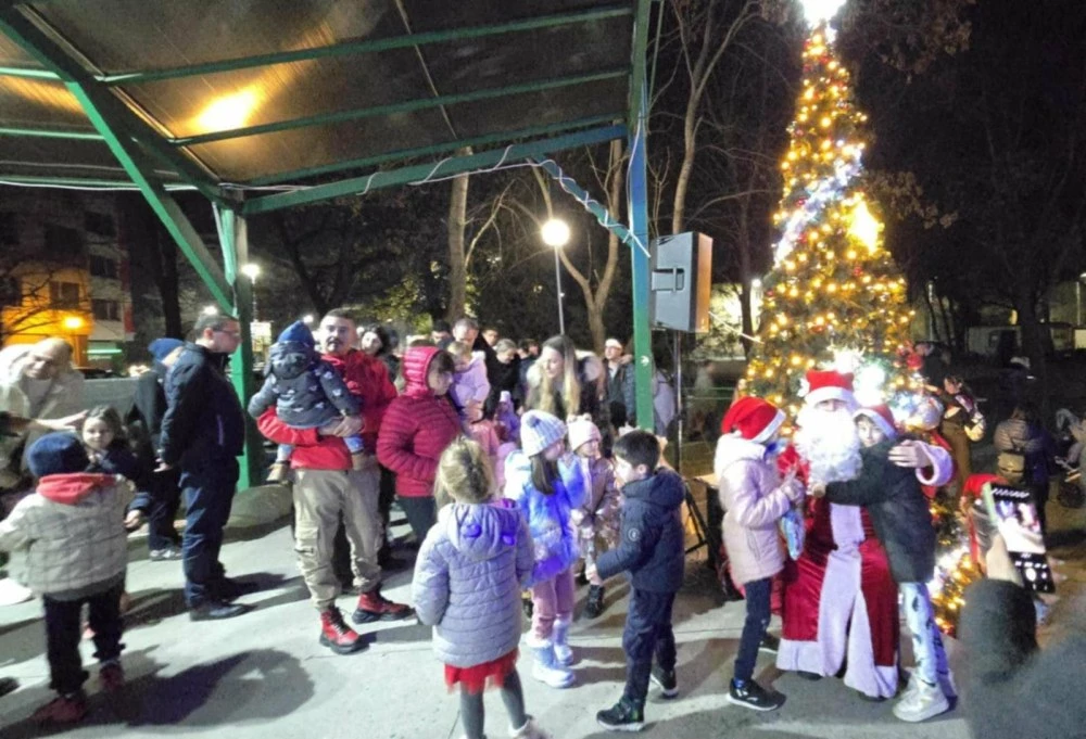 Грейна красивата коледна елха в район „Северен СНИМКИ