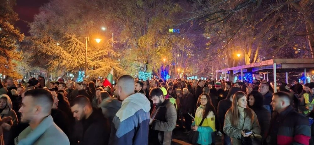 Огромен митинг изпълни центъра на Бургас с викове Оставка. 10