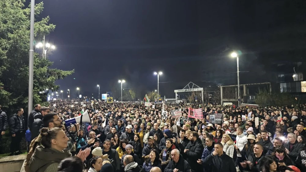 Химнът сложи край на протеста в Пловдив, гражданите се разотиват от Панаира