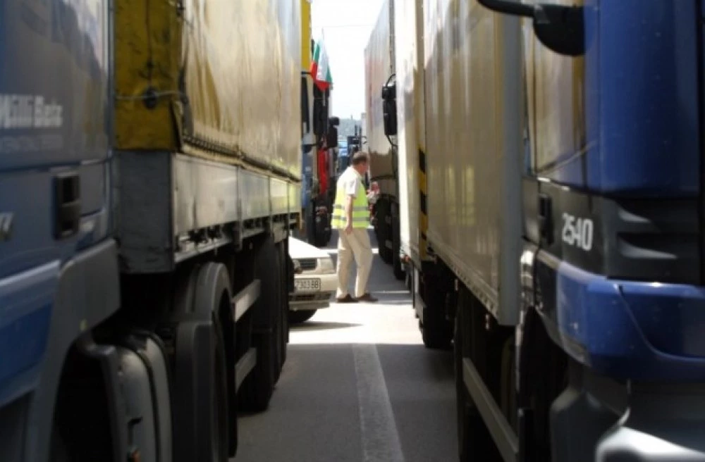 Километрични опашки от тирове по границата с Турция