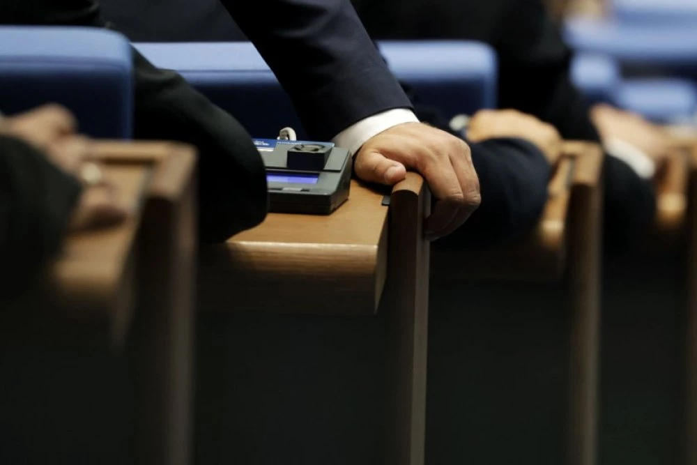 Парламентът ще дебатира шестия вот на недоверие