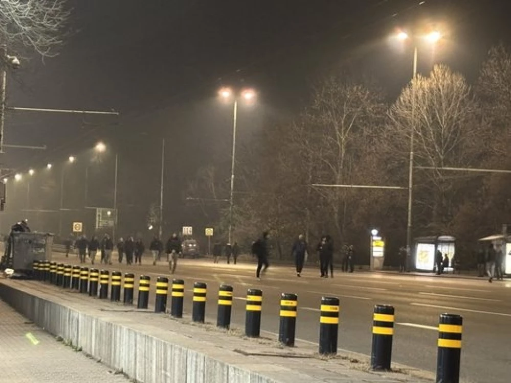 Площад ”Орлов мост” и Цариградско в София остават блокирани, младежи в черно излязоха на пътя