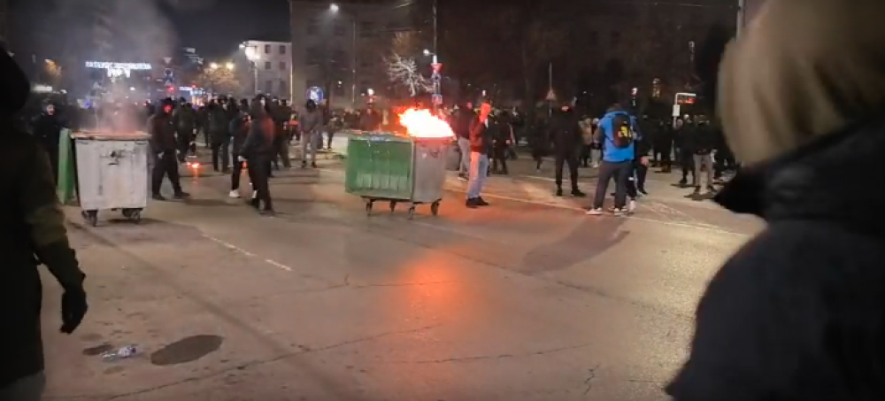 Провокации в София: Хора с маски запалиха контейнер, задържани са около 40 души