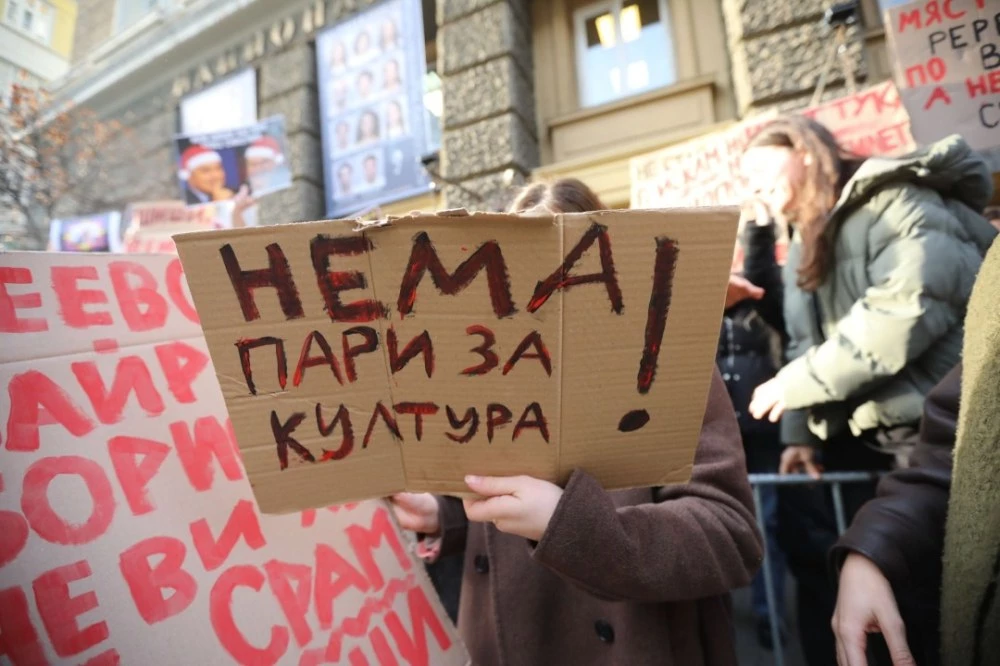 Студентите от НАТФИЗ на бунт: Искаме живот в България, не еднопосочен билет