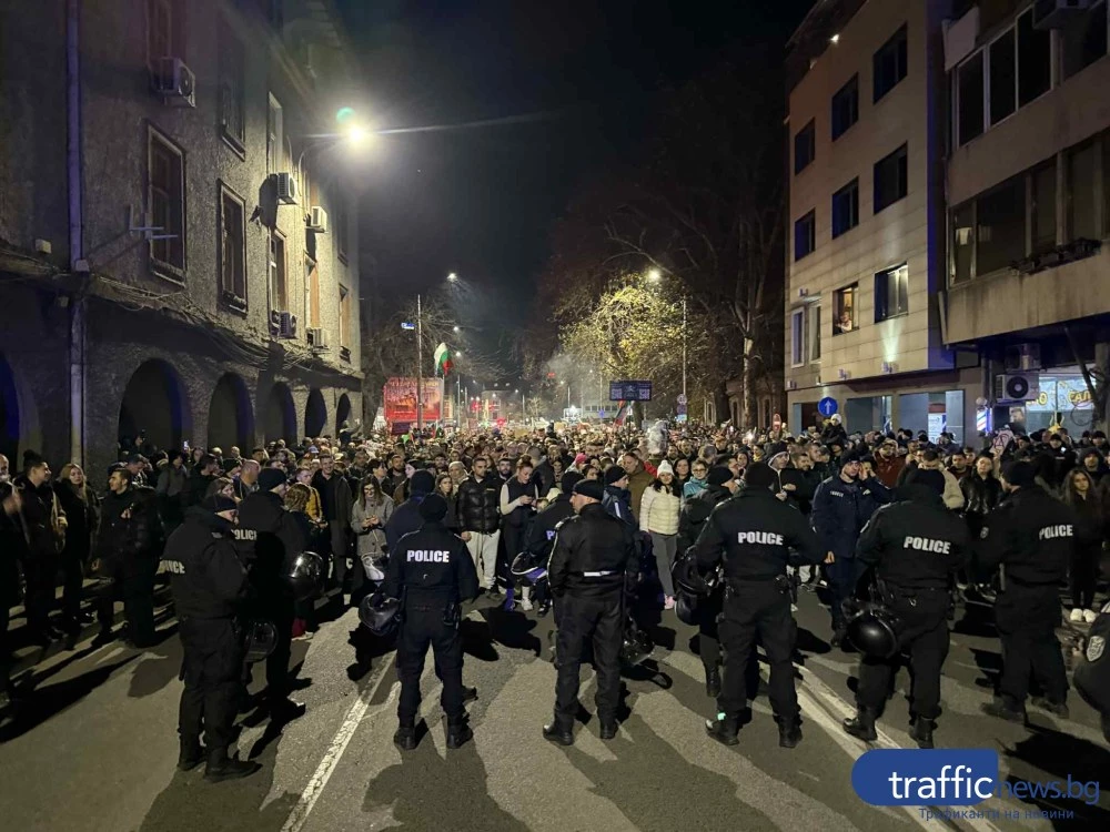 Шествието в Пловдив тръгна, до последно разногласия между двете групи протестиращи