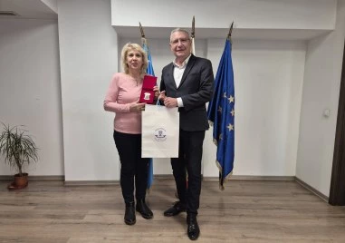 Кметът на район Източен Емил Русинов връчи почетен плакет и