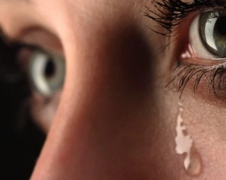 Видове сълзи и тяхната основна роля: Плачем различно при тъга и щастие
