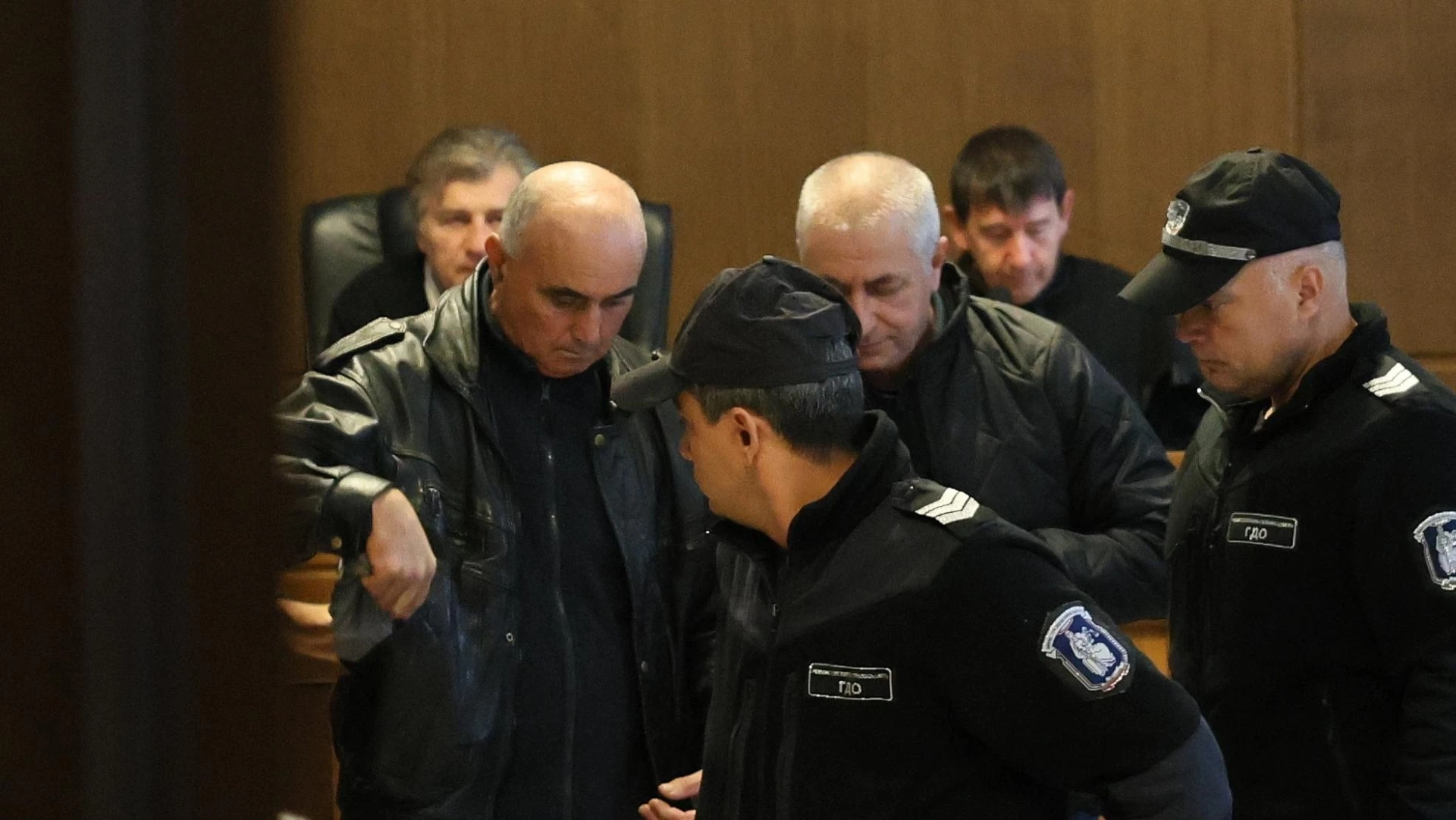 Инспекторите от ДАИ, взели подкуп от екипа на Роби Уилямс, излизат от ареста срещу парични гаранции