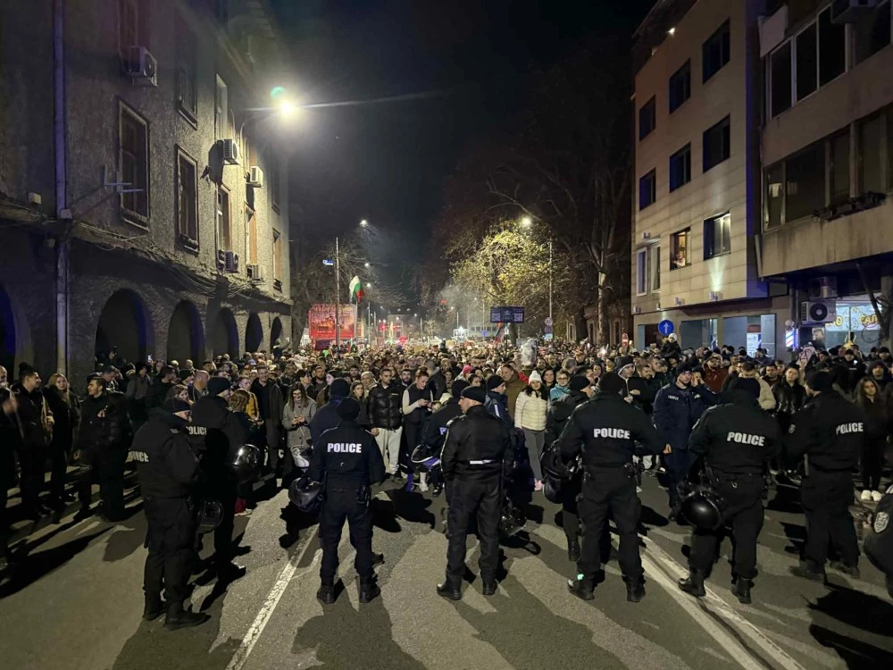 Задържаха провокатор на протеста в Пловдив, палил бомбички на шествието