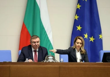 Парламентът прие оставката на кабинета Желязков с пълно мнозинство От