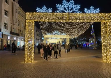  Шофьор на ОП Чистота  е счупил голямата арка от коледни