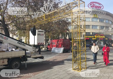 Инцидент с коледната украса в Пловдив ­– служител на общината счупи арката