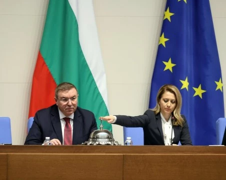 С пълно мнозинство гласуваха оставката на кабинета „Желязков