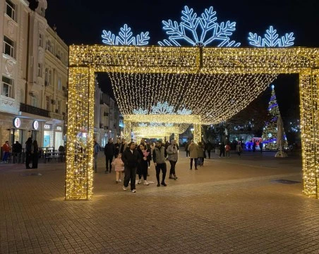Инцидент с коледната украса в Пловдив ­– служител на общината счупи арката