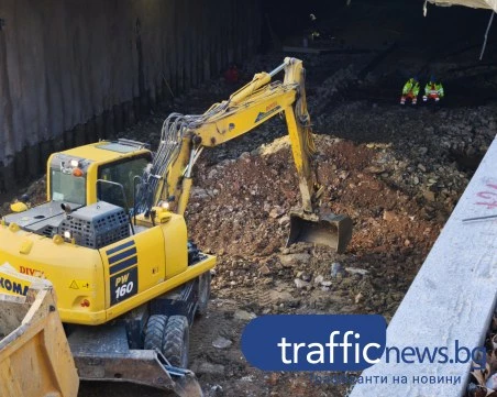 Подготвят за бетониране дънната плоча на пробива под гарата, продължават асфалтирането по план