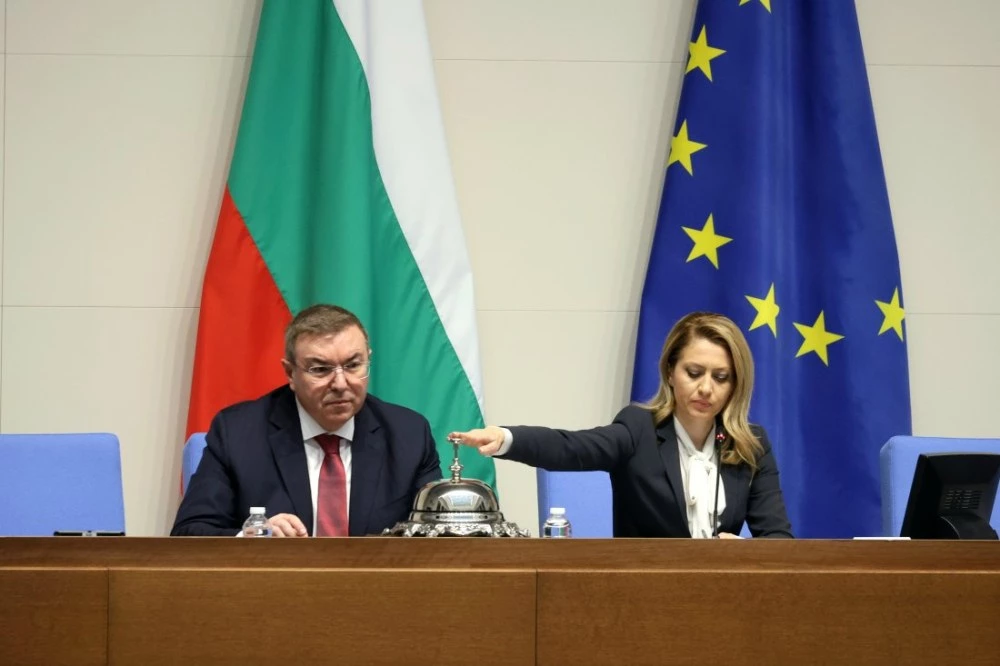 С пълно мнозинство гласуваха оставката на кабинета „Желязков