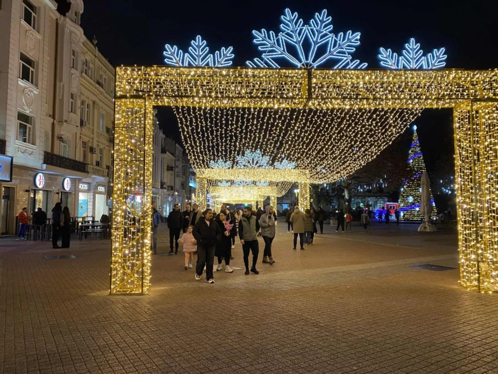  Шофьор на ОП Чистота“ е счупил голямата арка от коледни лампички,