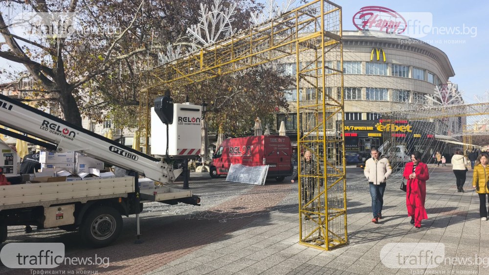 Инцидент с коледната украса в Пловдив ­– служител на общината счупи арката