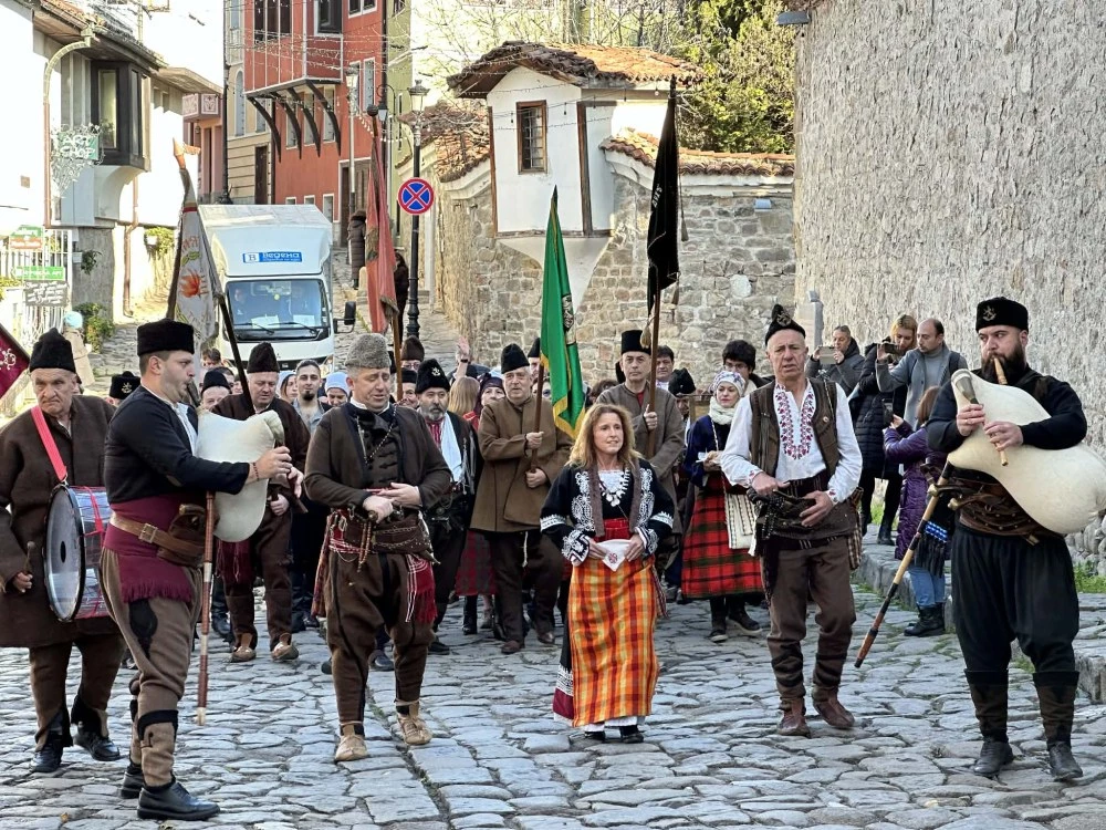 Устабашията отсече: 