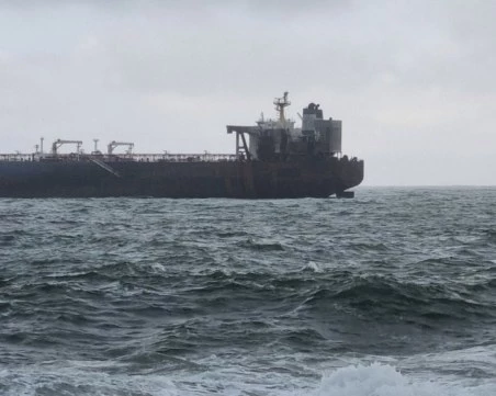 Захранващият генератор за заседналия танкер пристига в Ахтопол утре сутрин