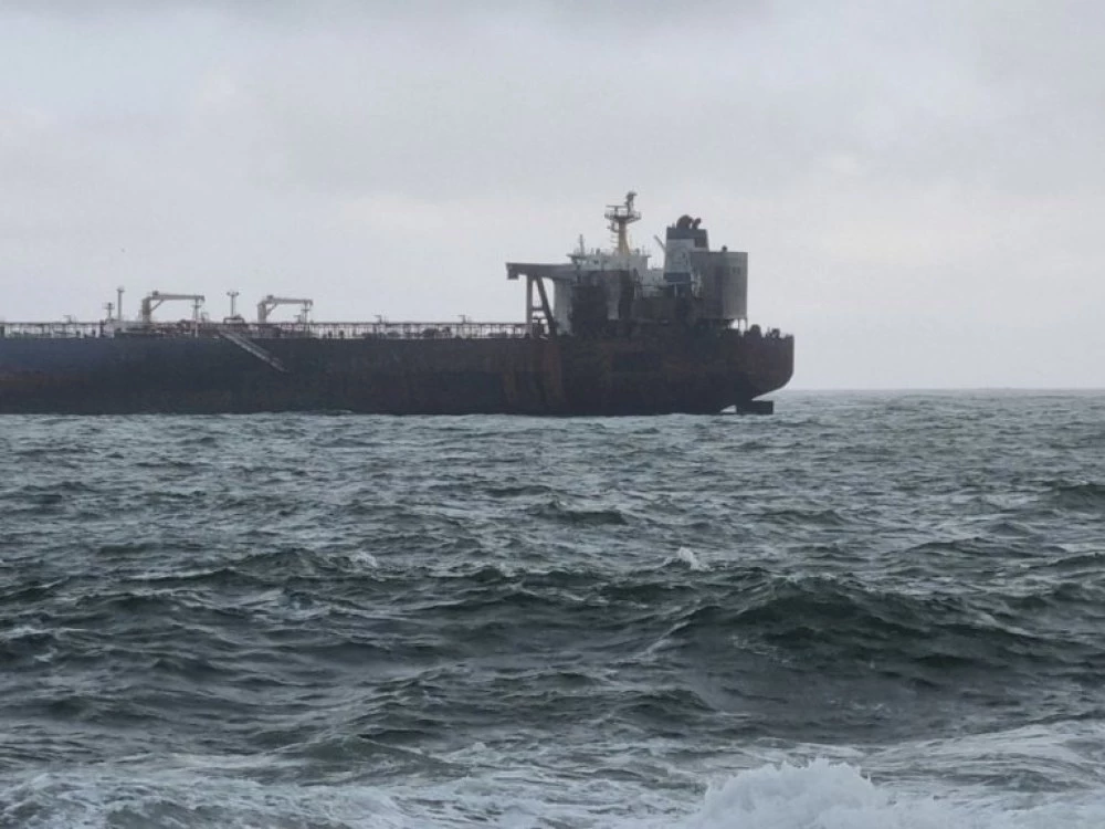 Стартира план за обезопасяване и буксировка на танкера 