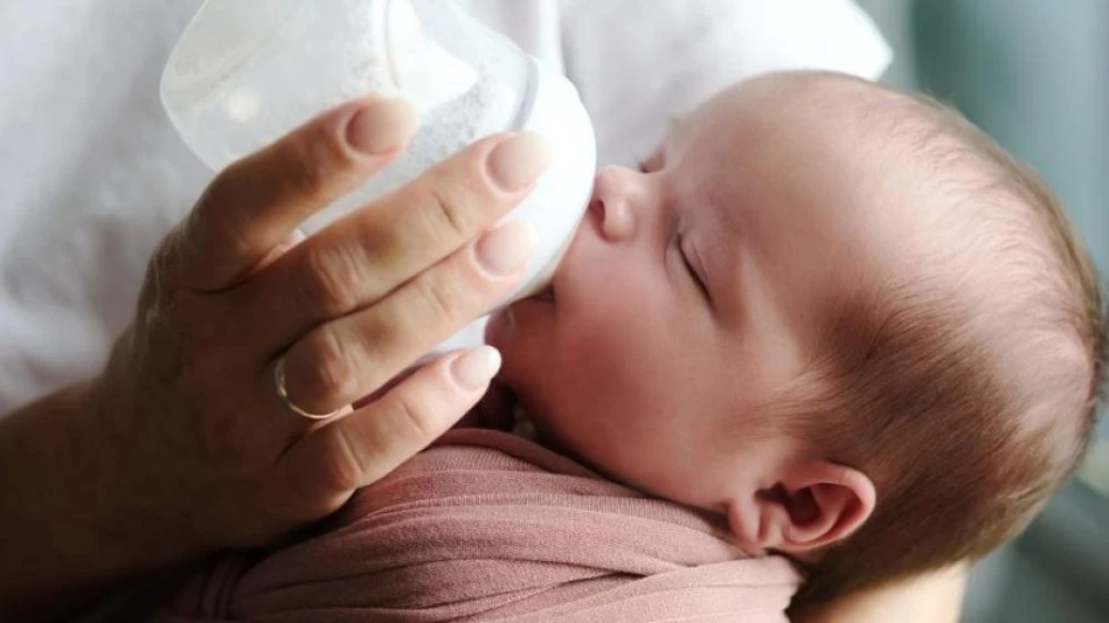 Заради бактерии: Изтеглят партиди бебешко мляко от пазара у нас