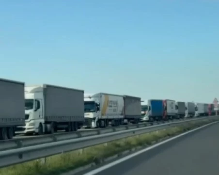 15 км е опашката от камиони на границата с Турция, заплахата за блокади на гръцките фермери остава